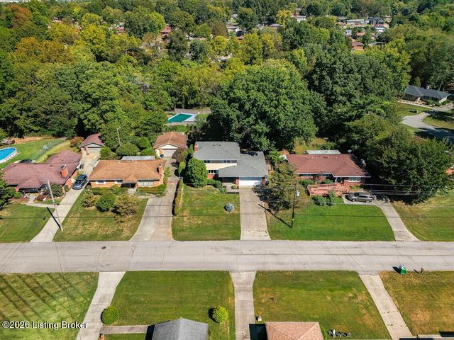 6017 Bay Pine Dr, Louisville, KY 40219