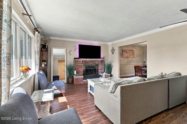 6017 Bay Pine Dr, Louisville, KY 40219