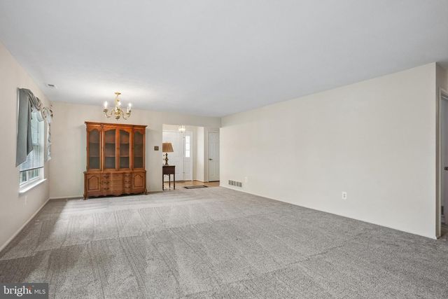 929 LARKSPUR PL S, Mount Laurel, NJ 08054