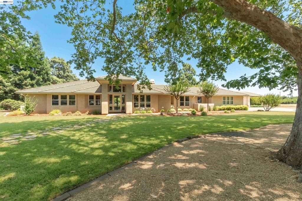 Image 1 of property listing at 10055 Justamere Ln, Elk Grove, CA 95624