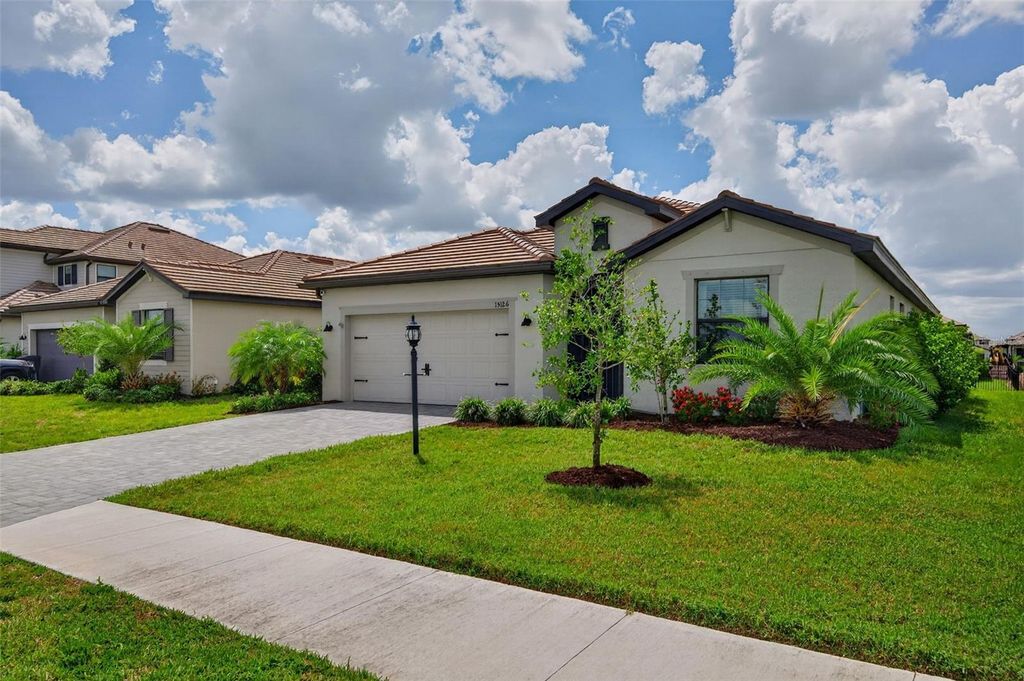 Image 3 of property listing at 15126 MISTY WATER CROSSING, Bradenton, FL 34211