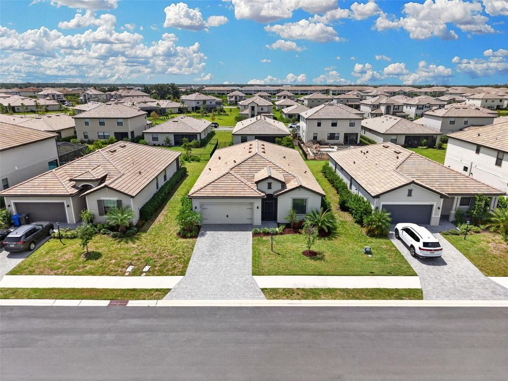 Image 8 of property listing at 15126 MISTY WATER CROSSING, Bradenton, FL 34211