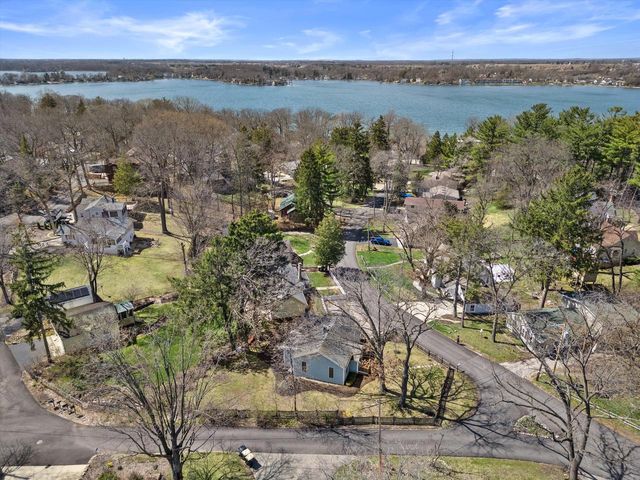 523 Valley ROAD, Twin Lakes, WI 53181