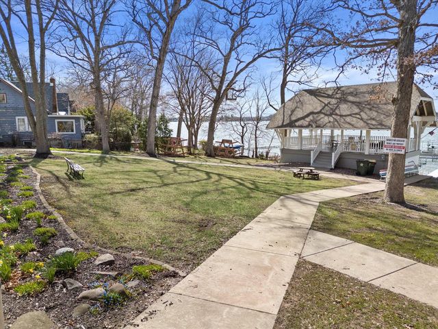 523 Valley ROAD, Twin Lakes, WI 53181