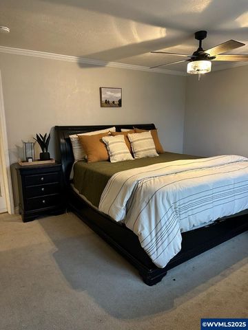 6944 Lakeside Dr NE, Salem, OR 97305