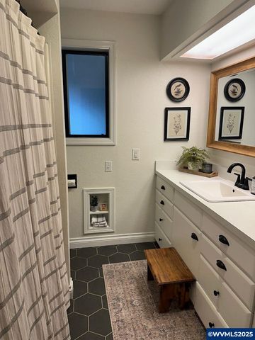 6944 Lakeside Dr NE, Salem, OR 97305