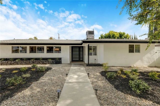 20540 Oxnard Street, Woodland Hills, CA 91367