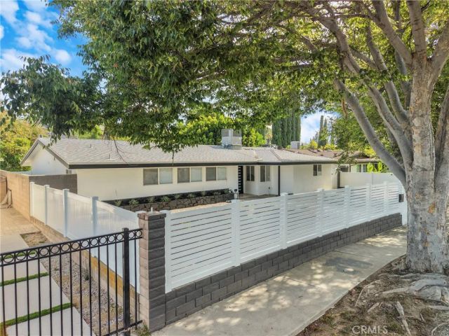20540 Oxnard Street, Woodland Hills, CA 91367