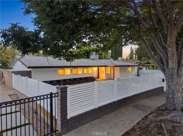 20540 Oxnard Street, Woodland Hills, CA 91367