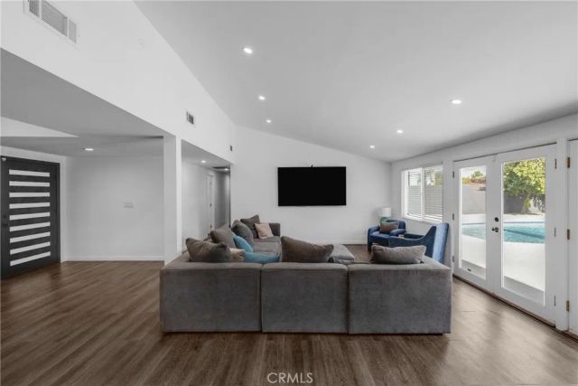 20540 Oxnard Street, Woodland Hills, CA 91367