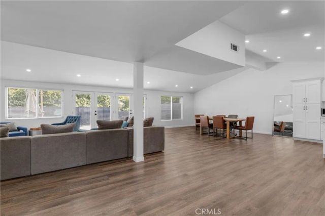 20540 Oxnard Street, Woodland Hills, CA 91367