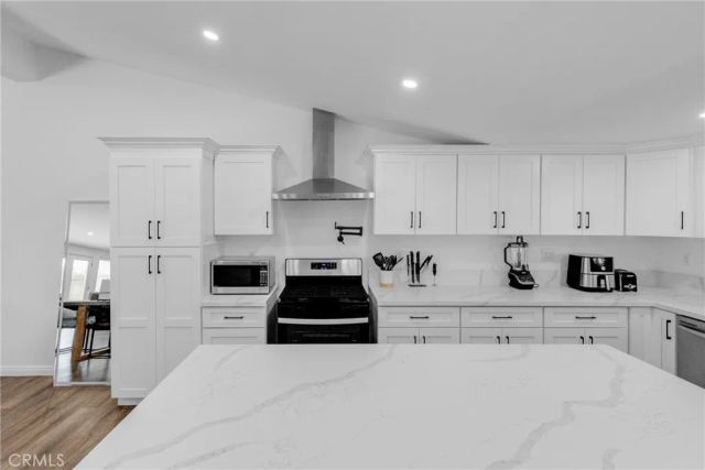 20540 Oxnard Street, Woodland Hills, CA 91367