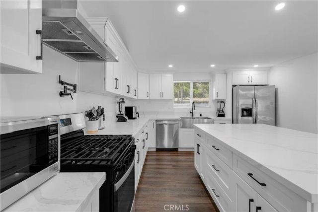 20540 Oxnard Street, Woodland Hills, CA 91367