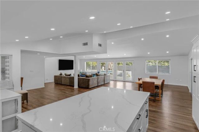 20540 Oxnard Street, Woodland Hills, CA 91367