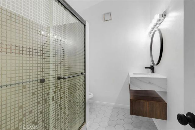 20540 Oxnard Street, Woodland Hills, CA 91367