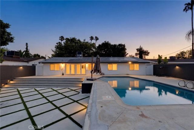 20540 Oxnard Street, Woodland Hills, CA 91367