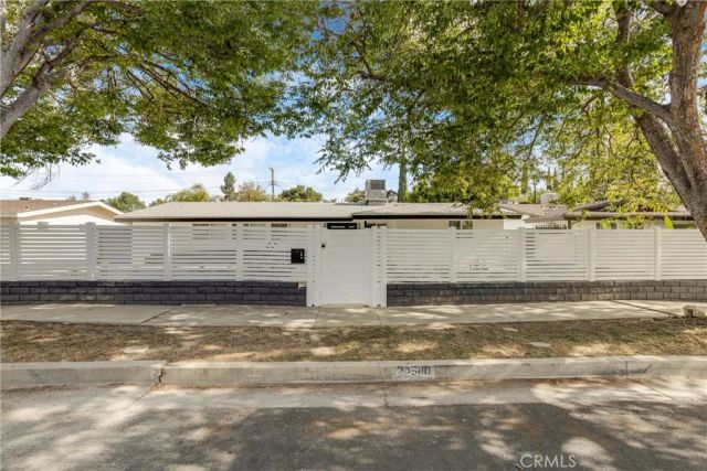 20540 Oxnard Street, Woodland Hills, CA 91367