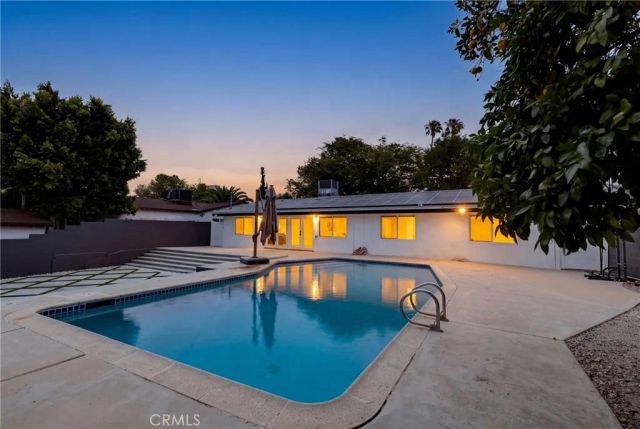 20540 Oxnard Street, Woodland Hills, CA 91367