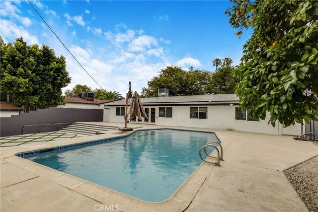 20540 Oxnard Street, Woodland Hills, CA 91367