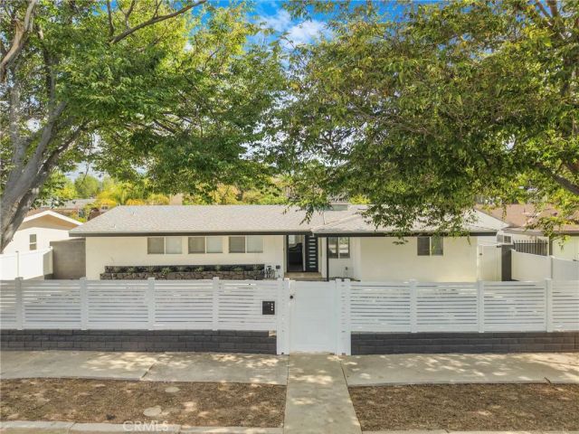 20540 Oxnard Street, Woodland Hills, CA 91367