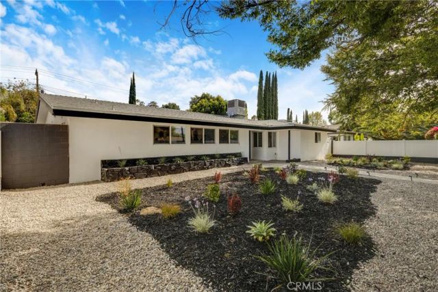 20540 Oxnard Street, Woodland Hills, CA 91367