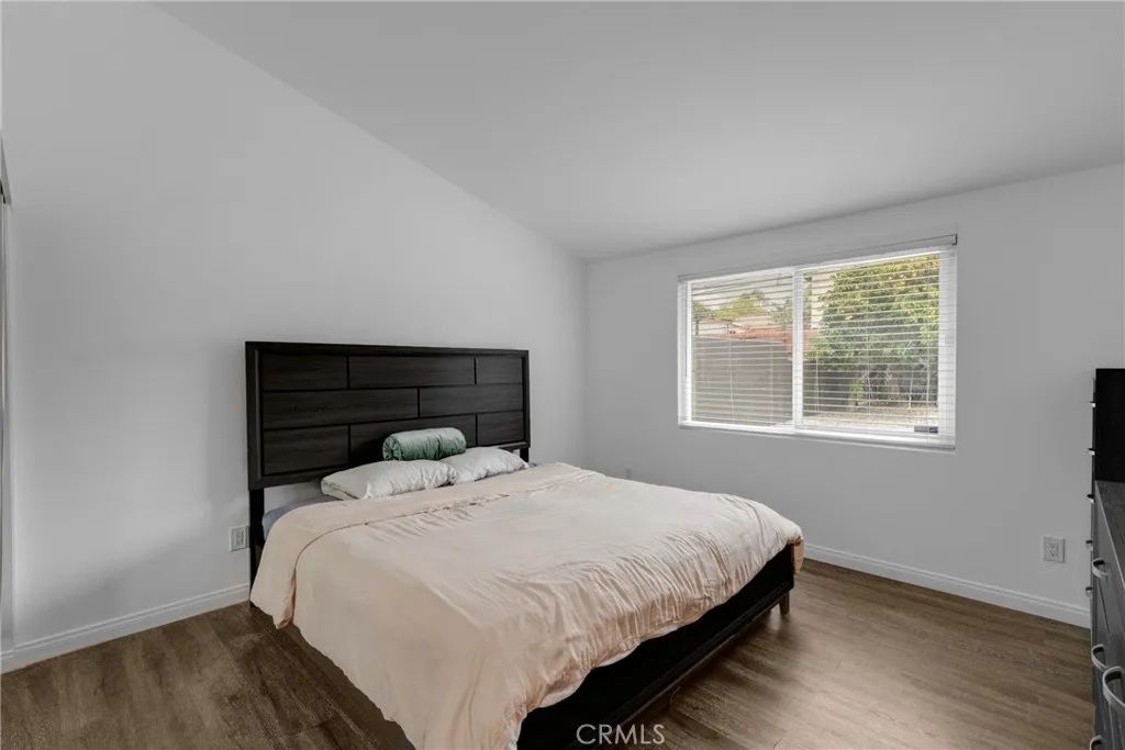 20540 Oxnard Street, Woodland Hills, CA 91367
