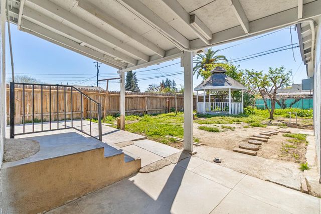 1645 W Fountain Way, Fresno, CA 93705