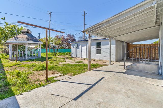 1645 W Fountain Way, Fresno, CA 93705