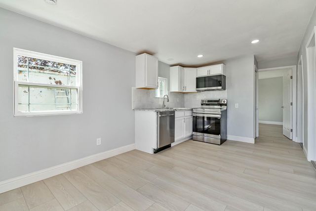 1645 W Fountain Way, Fresno, CA 93705