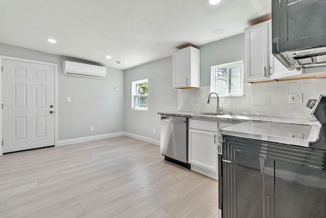 1645 W Fountain Way, Fresno, CA 93705