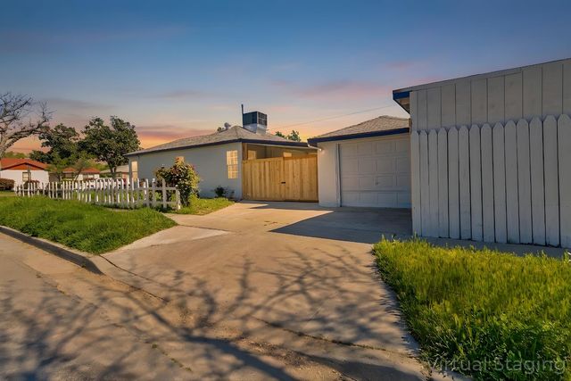 1645 W Fountain Way, Fresno, CA 93705