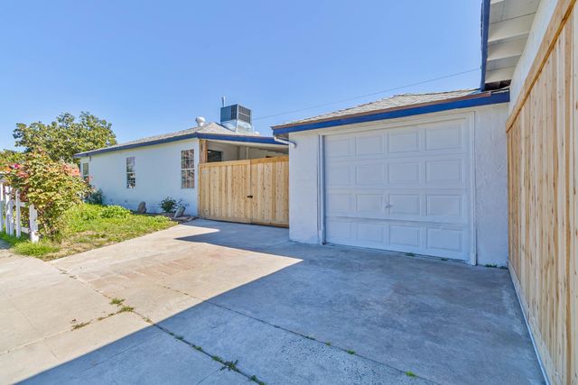 1645 W Fountain Way, Fresno, CA 93705