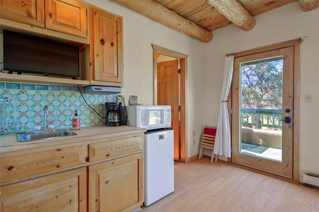 67 Ranchos Canoncito, Santa Fe, NM 87508