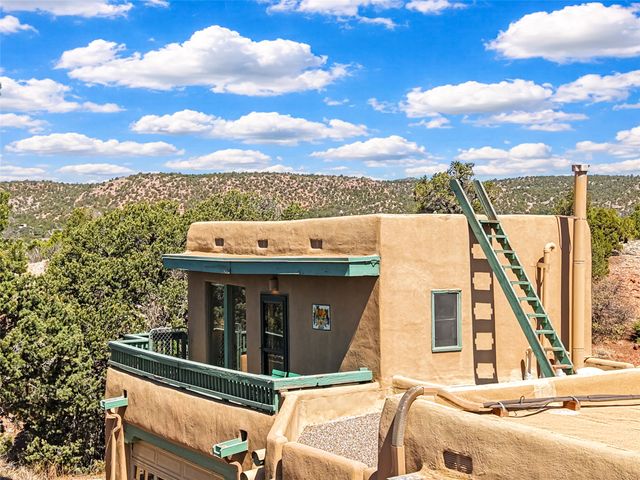 67 Ranchos Canoncito, Santa Fe, NM 87508