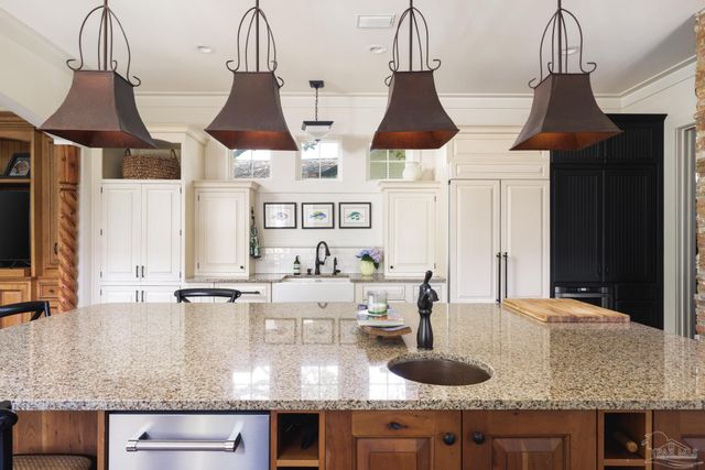 9 N Sunset Blvd, Gulf Breeze, FL 32561