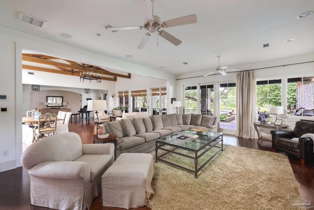 9 N Sunset Blvd, Gulf Breeze, FL 32561