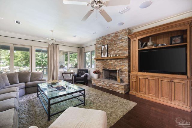 9 N Sunset Blvd, Gulf Breeze, FL 32561