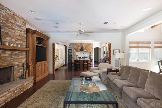 9 N Sunset Blvd, Gulf Breeze, FL 32561