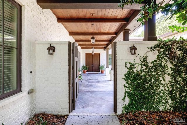 9 N Sunset Blvd, Gulf Breeze, FL 32561