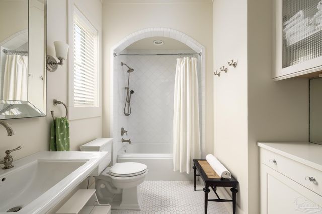 9 N Sunset Blvd, Gulf Breeze, FL 32561