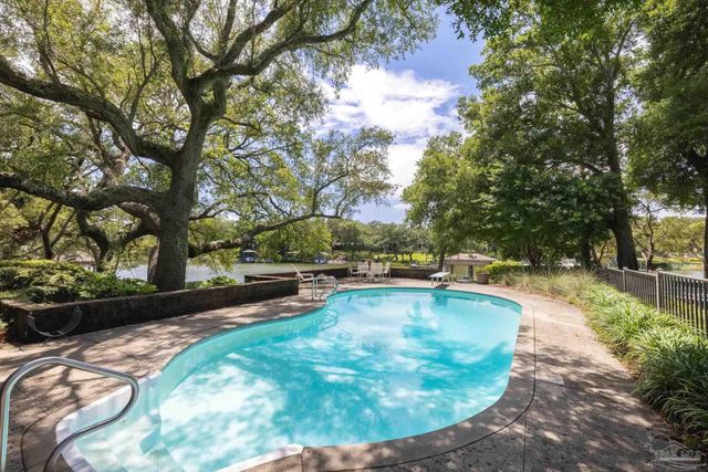 9 N Sunset Blvd, Gulf Breeze, FL 32561