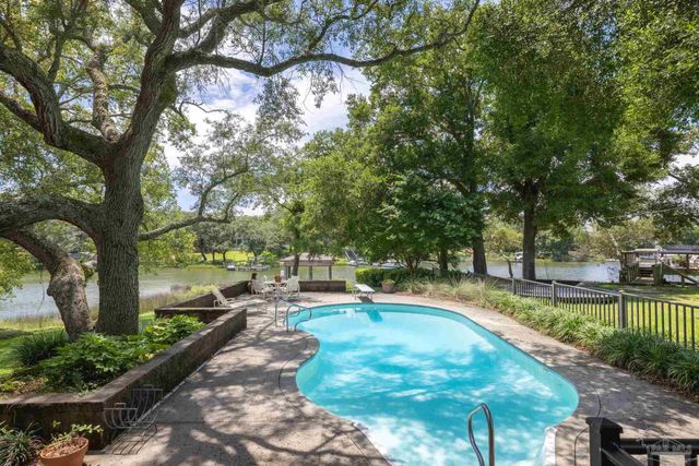 9 N Sunset Blvd, Gulf Breeze, FL 32561