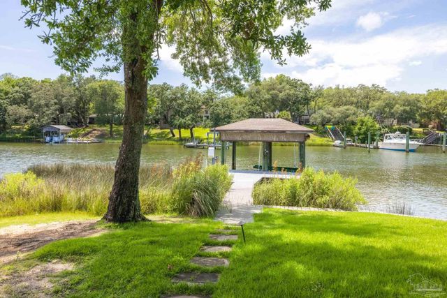 9 N Sunset Blvd, Gulf Breeze, FL 32561