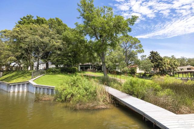 9 N Sunset Blvd, Gulf Breeze, FL 32561