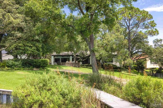 9 N Sunset Blvd, Gulf Breeze, FL 32561