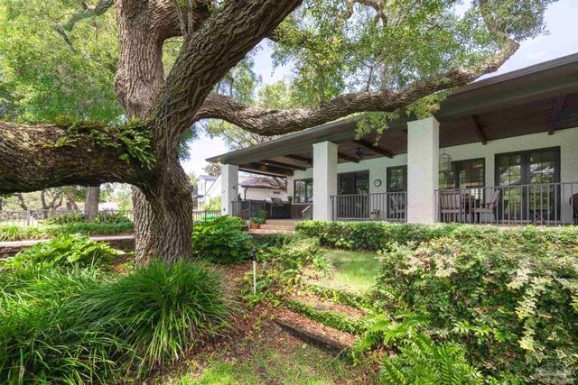 9 N Sunset Blvd, Gulf Breeze, FL 32561