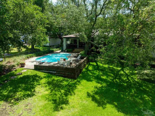 9 N Sunset Blvd, Gulf Breeze, FL 32561