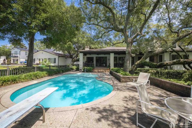 9 N Sunset Blvd, Gulf Breeze, FL 32561