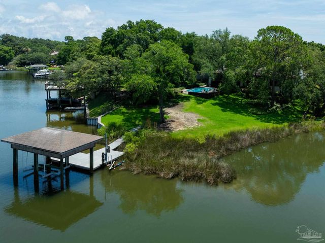 9 N Sunset Blvd, Gulf Breeze, FL 32561