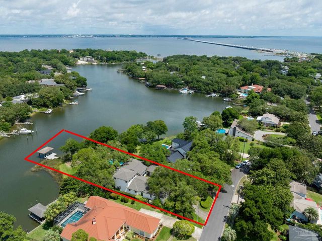 9 N Sunset Blvd, Gulf Breeze, FL 32561